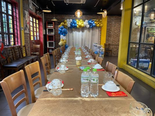 Sảnh tiệc tại tầng 2 nhà hàng với không gian rộng, có thể phục vụ đồng thời tới 60 khách, thích hợp cho các buổi liên hoan công ty, sinh nhật